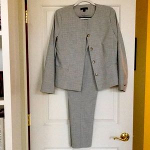 Lightweight Ann Taylor two piece suit sz 10